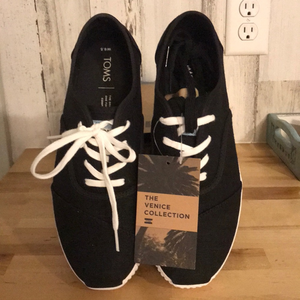 Toms - Picture 2 of 3